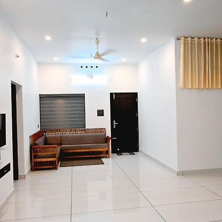 Apartamento Elamkulam Penthouse - 3Bhk Ac With Kitchen - Kochi Chottanikara Exterior foto