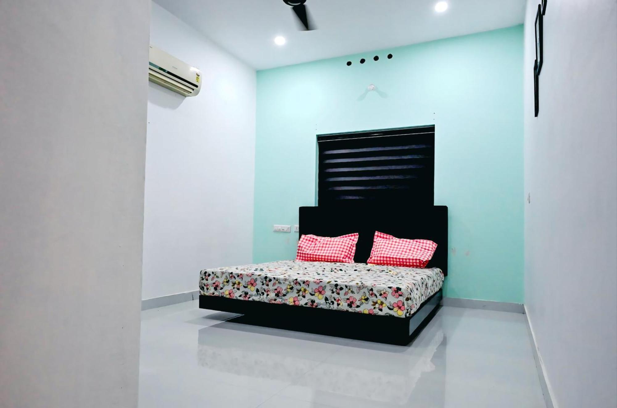 Apartamento Elamkulam Penthouse - 3Bhk Ac With Kitchen - Kochi Chottanikara Exterior foto