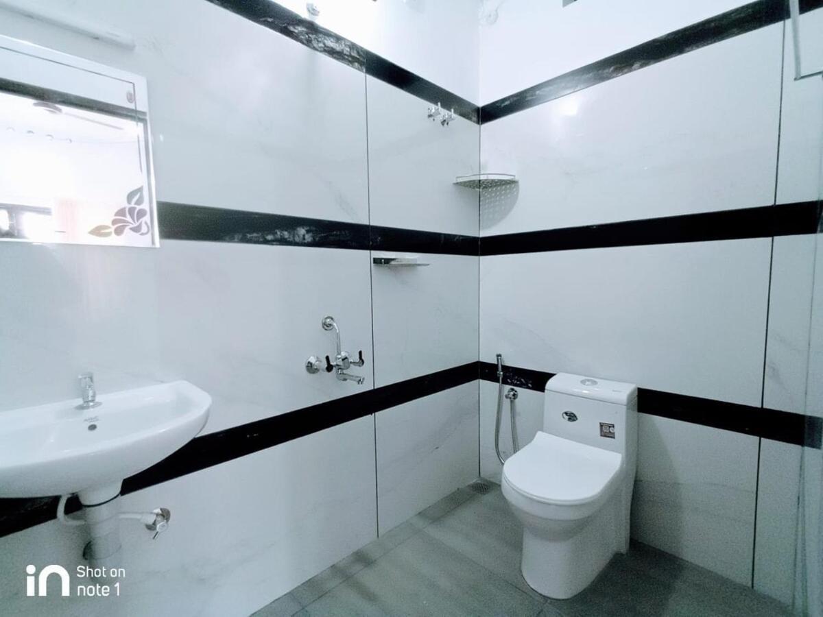Apartamento Elamkulam Penthouse - 3Bhk Ac With Kitchen - Kochi Chottanikara Exterior foto