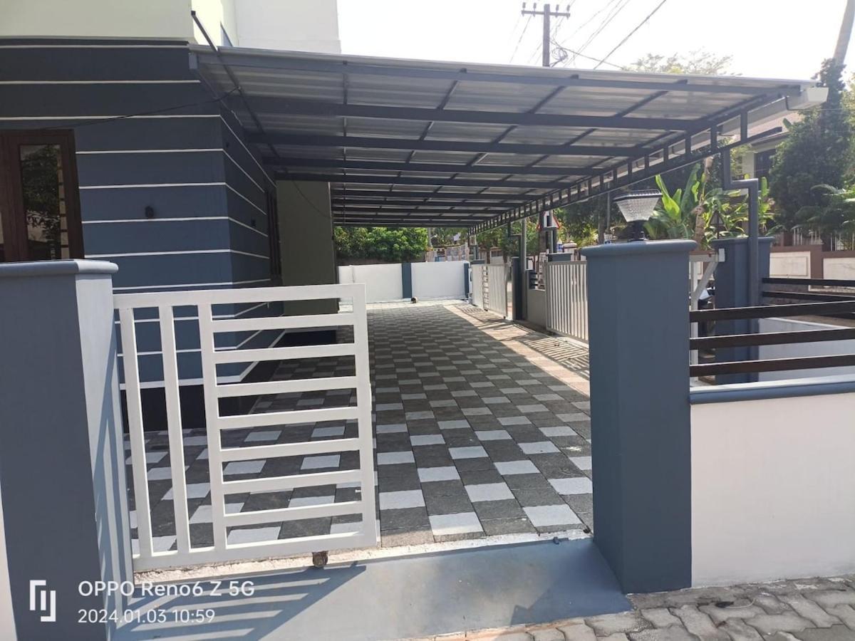 Apartamento Elamkulam Penthouse - 3Bhk Ac With Kitchen - Kochi Chottanikara Exterior foto